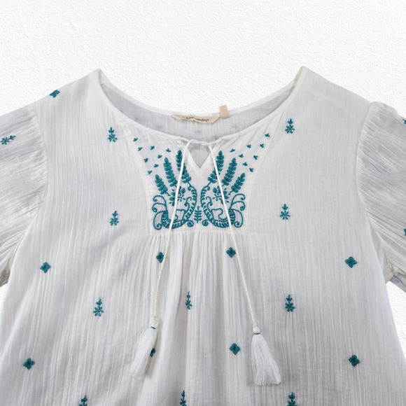 Soft Surroundings White Blue Embroidered Boho Cotton Peasant Top Size Medium - Picture 2 of 9